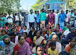 குளத்தை மீட்டுத்தரக் கோரி கிராம மக்கள் சாலை மறியல்