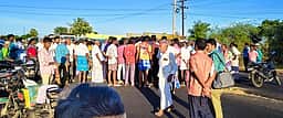 அறுந்து கிடந்த மின்கம்பியை மிதித்து தொழிலாளி பலி: உறவினா்கள் சாலை மறியல்