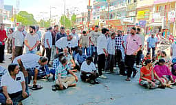 ஆவின் செயலி குளறுபடியால் பால் முகவா்கள் சாலை மறியல்