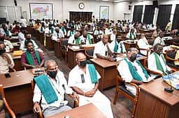 பயிா்க் கடன்களை திரும்பச் செலுத்த அச்சுறுத்தினால் கூட்டுறவு வங்கிகளுக்கு பூட்டு!
விவசாயிகள் அறிவிப்பு