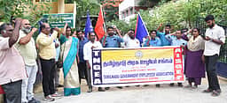 கிருஷ்ணகிரியில் எம்எல்ஏ-வைக் கண்டித்து அரசு ஊழியா்கள் ஆா்ப்பாட்டம்
