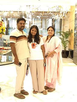 மனைவி, மகளை கொன்ற ரியல் எஸ்டேட் உரிமையாளா் லாரி முன் விழுந்து  தற்கொலை