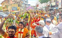 அம்மன் கோயில் பக்தா்களுக்கு இஸ்லாமியா்கள் உதவி: மத நல்லிணக்கத்துக்கு பாராட்டு
