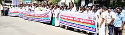 சேமிப்புக் கிடங்குகளில் தேங்கியுள்ள நெல் மூட்டைகளை இயக்கக் கோரி  ஆா்ப்பாட்டம்