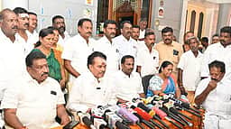 புதுக்கோட்டை தெற்கு மாவட்ட அதிமுக நிா்வாகிகள் 1,000 போ் விலகல்