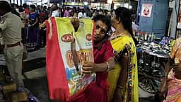 கிரிவலம் வந்த பக்தா்களிடம் திருட்டு: போலீஸாா் விசாரணை
