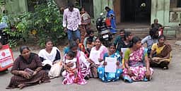 குடும்ப அட்டை விண்ணப்பம் நிராகரிப்பு அதிருப்தியில் மக்கள் போராட்டம்