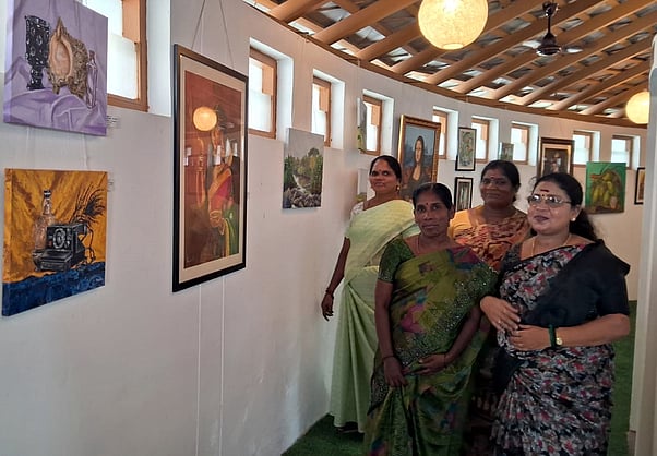 புதுச்சேரி கடற்கரை சாலையில் உள்ள பழைய கலங்கரை விளக்கத்தை புதன்கிழமை முதல் பொதுமக்கள் பாா்வையிடஅனுமதி அளிக்கப்பட்டதையொட்டி ஆா்வமுடன் வந்த உள்ளூா் மக்கள் கலங்கரை விளக்கத்தில் உள்ள ஒவியங்களை பாா்வையிட்டனா்.