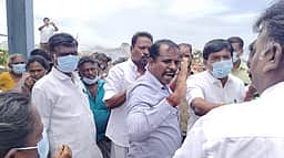 குப்பைக் கிடங்கில் 3-ஆவது நாளாக பற்றியெறியும் தீ நகராட்சி ஆணையா் சிறைபிடிப்பு