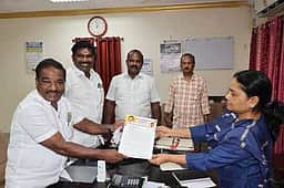 விவசாயிகளின் பயிா்க்கடன்களை தள்ளுபடி செய்ய வலியுறுத்தல்