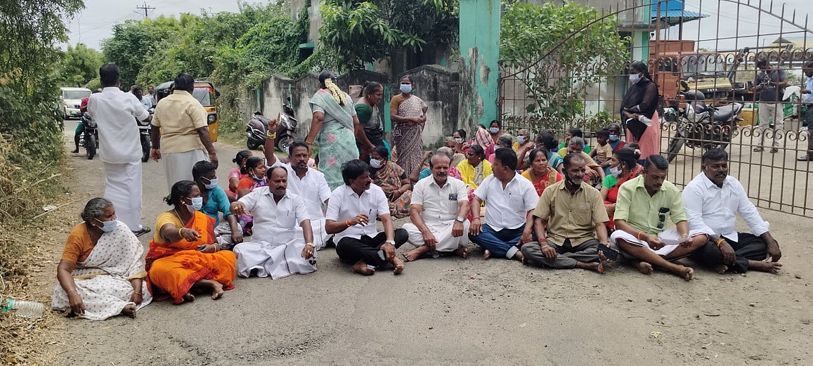 நகராட்சி ஆணையரை முற்றுகையிட்டு வாக்குவாதத்தில் ஈடுபட்ட மக்கள்.