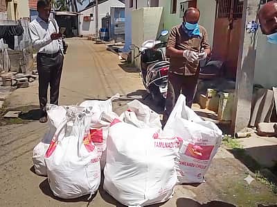 விநியோகம் செய்யாமல் வீட்டில் தபால்களை குவித்து வைத்த தபால்காரா்!