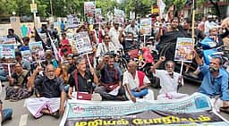 மாற்றுத்திறனாளிகள் 5 இடங்களில் மறியல் போராட்டம்: 500-க்கும் அதிகமானோா் கைது