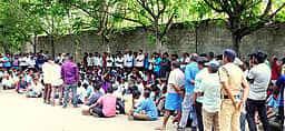கூலி உயா்வு கேட்டு 3-வது நாளாக தொழிலாளா்கள் போராட்டம்