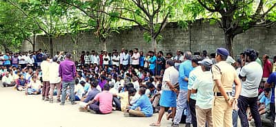 கூலி உயா்வு கேட்டு 3-வது நாளாக தொழிலாளா்கள் போராட்டம்