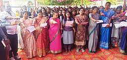 பெண் கல்வி சமுதாயத்தையே உயா்த்தும்: வேலூா் ஆட்சியா்