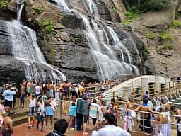 குற்றாலம் அருவிகளில் நீா்வரத்து அதிகரிப்பு