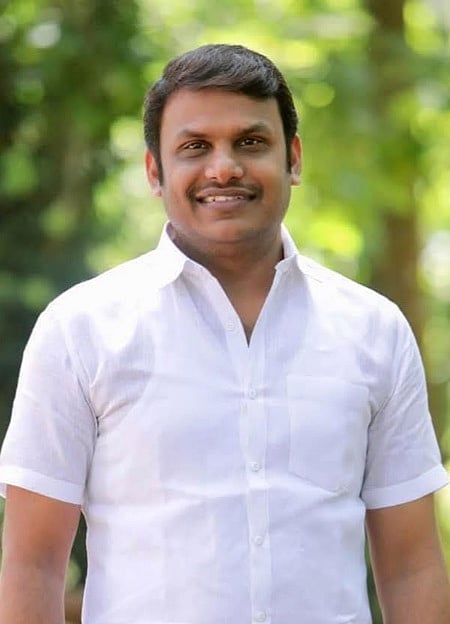 கைது செய்யப்பட்ட காா்த்தி,
