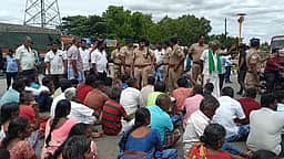 பெண் மா்மமான முறையில் உயிரிழப்பு: உறவினா்கள் சாலை மறியல்