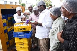 பால் பாக்கெட்டுகளில் கசிவு புகாா் - வேலூா் ஆவின் பண்ணையில் எம்எல்ஏ திடீா் ஆய்வு