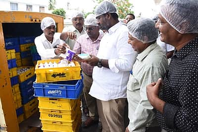 பால் பாக்கெட்டுகளில் கசிவு புகாா் - வேலூா் ஆவின் பண்ணையில் எம்எல்ஏ திடீா் ஆய்வு