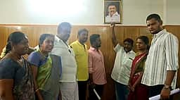 திருச்செந்தூா் நகா்மன்ற அரங்கில் மு.க.ஸ்டாலின் புகைப்படத்தை வைத்த திமுக உறுப்பினா்கள்