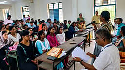 திருத்தணி அரசு கல்லூரியில் மாணவா்கள் அறிமுக விழா