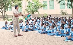திருப்பத்தூா் அருகே சிங்கப் பெண் அதிரடிப் படை சாா்பில் விழிப்புணா்வு