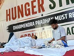 கரப்பான்பூச்சி மக்கள் கட்சியினர் 4 ஆவது நாளாக உண்ணாவிரதம்! சோனம் வாங்சுகின் உடல்நிலை பின்னடைவு!