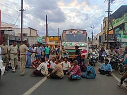 பெண் உயிரிழப்பு: நடவடிக்கை கோரி உறவினா்கள் மறியல்