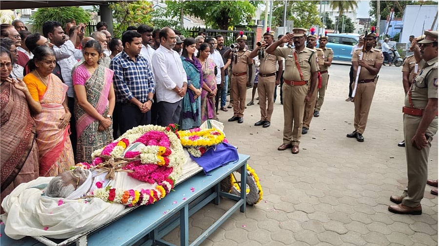 அரசு மரியாதையுடன் கவிஞர் புவியரசு உடல் தகனம்!