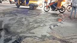 சாலையில் வழிந்தோடிய கழிவு எண்ணெய்: வாகன ஓட்டிகள் விழுந்து காயம்