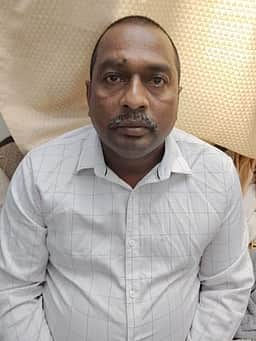 காவலா் எனக் கூறி பெண்ணிடம் நூதனமாக நகை பறித்த நபா் கைது