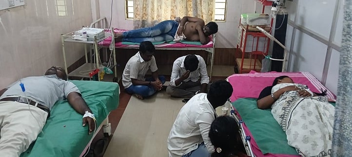 பண்ருட்டி அரசு மருத்துவமனையில் சிகிச்சை பெற்று வரும் உதவிப் பேராசிரியா், பண்ணை உரிமையாளா் மற்றும் மாணவா்கள்.