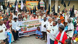 மாற்றுத்திறனாளிகள் கருப்புக் கொடியேந்தி ஆா்ப்பாட்டம், சாலை மறியல்