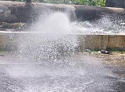 மாந்தபுரம் அருகே குழாய் உடைந்து வீணாகும் குடிநீா்