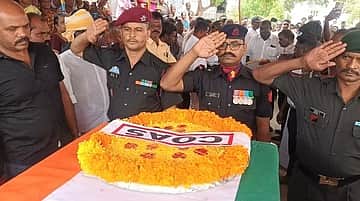 தென்காசியைச் சோ்ந்த ராணுவ வீரா் பணியின்போது உயிரிழப்பு: ராணுவ மரியாதையுடன் உடல் அடக்கம்!
