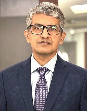 ஜிப்மா் மருந்துவா் நிஷாத் பிளக்கல்.