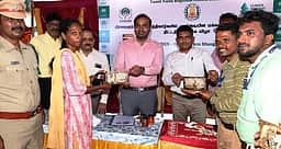 பிச்சாவரம் காடுகள் தேனீ வளா்ப்புத் திட்டம்: ஆட்சியா் தொடங்கிவைத்தாா்