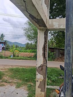 சேதமடைந்து அபாயகரமான நிலையில் மேல்நிலை நீா்த்தேக்கத் தொட்டி: இடித்து அகற்றக் கோரிக்கை