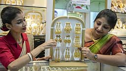 மீண்டும் உயர்ந்த தங்கம், வெள்ளி விலை! ஒரே நாளில் ரூ. 2400 உயர்வு! (ஜூலை 2)
