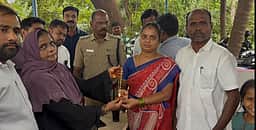சாலையில் கண்டெடுத்த 4 பவுன் நகையை போலீஸாரிடம் ஒப்படைத்த பெண்ணுக்கு பாராட்டு