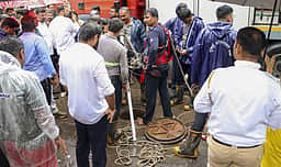மும்பை: பாதாள சாக்கடையில் விழுந்த ஒருவர் பலி; 4 அதிகாரிகள் இடைநீக்கம்