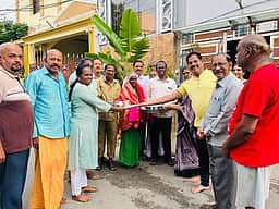 சேவையை பாராட்டி
தூய்மைப் பணியாளருக்கு நினைவுப் பரிசு