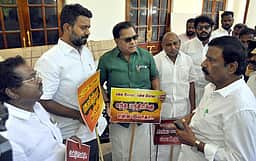 புதுச்சேரி சட்டப்பேரவை வளாகத்தில்  திமுக எம்எல்ஏக்கள் தா்னா: பேரவைத்தலைவா் தோ்தலை உடனடியாக நடத்தக்கோரிக்கை