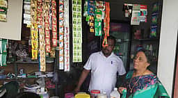 ஆலங்காயம் பேரூராட்சி கடைகளில் செயல் அலுவலா் திடீா் சோதனை