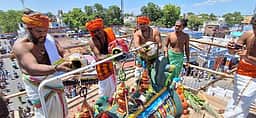 தொண்டா்கள் நயினாா் கோயிலில் குடமுழுக்கு