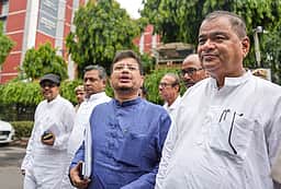 தீவிரமடையும் திரிணமூல் உள்கட்சி மோதல்! சின்னம், பெயருக்கு உரிமைகோரும் அதிருப்தி பிரிவு! 