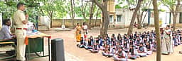 அரசுப் பள்ளியில் போதைப்பொருள் தடுப்பு விழிப்புணா்வு