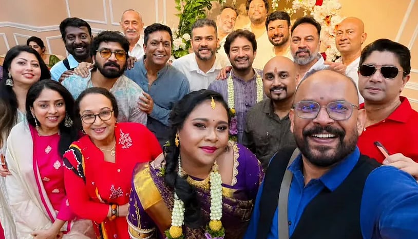 வெங்கட் பிரபு மற்றூம் குடும்பத்தினருடன் அரவிந்த் ஆகாஷ் - சாத்வி
